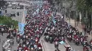 Sejumlah buruh mengendarai motor saat aksi May Day 2016 di Jakarta, Minggu (1/5). Kaum buruh mengajukan tuntutan menolak upah murah serta pencabutan PP No. 78 Tahun 2015. (Liputan6.com/Angga Yuniar)