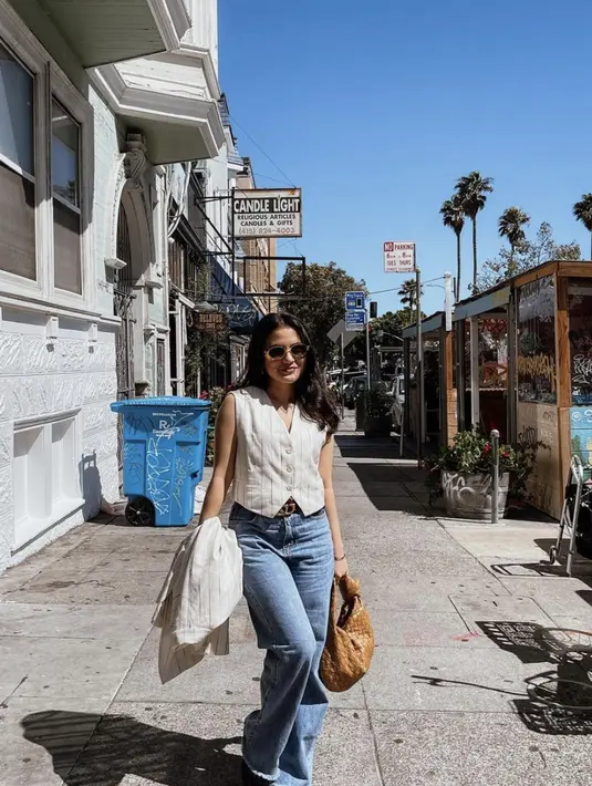 Ia melengkapi gayanya dengan sunglasses penambah aksi. [Foto: Instagram/ Aruanmarsha]