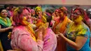 Sejumlah wanita bermain dengan bubuk berwarna saat mengikuti Festival Holi di Prayagraj, India, Selasa (10/3/2020). Festival Holi menandai datangnya musim semi di India. (AP Photo/Rajesh Kumar Singh)