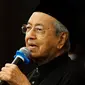 Perdana Menteri Malaysia baru, Mahathir Mohamad memberi keterangan saat konferensi pers di Petaling Jaya, Malaysia (10/8). Di usia 92 tahun, pemimpin koalisi oposisi Pakatan Harapan itu menjadi pemimpin terpilih tertua di dunia. (AP Photo / Sadiq Asyraf)