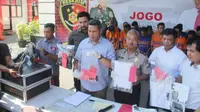 Polda Jatim menangkap 17 orang tersangka kasus kejahatan jalanan dalam Operasi Sikat Semeru 2019. (Foto: Liputan6.com/Dian Kurniawan)