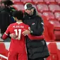 Manajer Liverpool, Jurgen Klopp, memeluk pemainnya, Mohamed Salah, setelah The Reds kalah 0-2 dari Everton dalam laga derbi Merseyside di Anfield pada pekan ke-25 Premier League, Minggu (21/2/2021). (PAUL ELLIS / POOL / AFP)