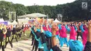 Lomba senam aerobik dalam acara Karnaval SCTV diselenggarakan di Alun-Alun Bojonegoro, Jawa Timur, Sabtu (30/3). Selain senam aerobik, ada juga lomba mewarnai serta bebagai lomba lainnya dengan bertabur hadiah menarik. (Liputan6.com/Pool/SCTV)
