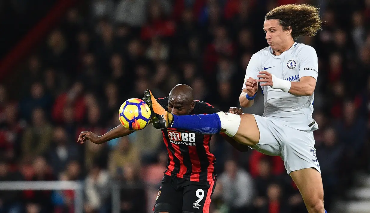 Bek Chelsea, David Luiz, berebut bola dengan striker Bournemouth, Benik Afobe, pada laga Premier League di Stadion Vitality, Sabtu (28/10/2017). Chelsea menang 1-0 atas Bournemouth. (AFP/Glyn Kirk)