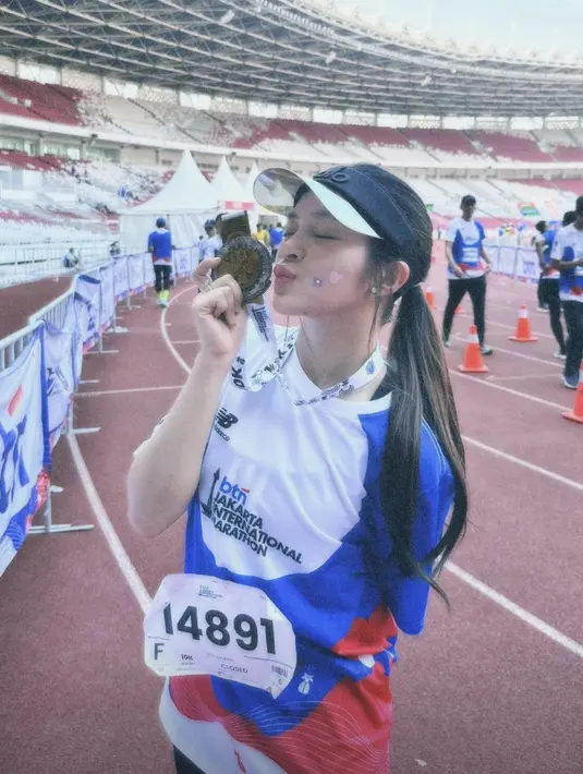 Pada kesempatan ini, Eca kenakan visor kekinian dari brand ALO Yoga. [Foto: instagram/ ElsaaJapasal]