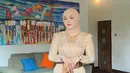 Di upacara Mepamit, Putri Delina terlihat cantik mengenakan kebaya Bali berwarna nude. [@putridelinaa]