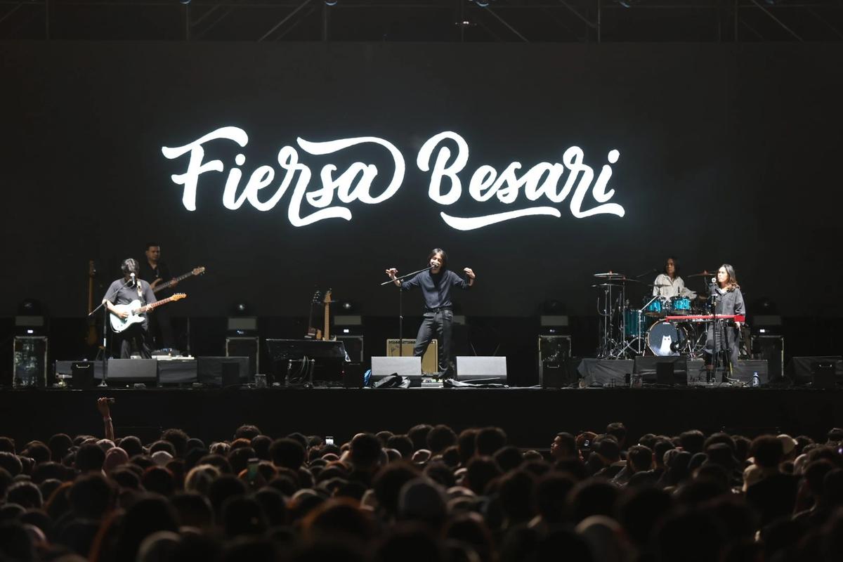 FOTO: Fiersa Besari Hangatkan Panggung KLBB 2026 di Senayan