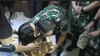 Momen Ibunda Prada Lucky Menangis dan Sujud Mohon ke Pangdam: Saya Seorang Ibu