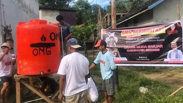 Sukarelawan Orang Muda Ganjar (OMG) membawa bantuan toren dan mesin air untuk warga di Desa Sungai Buaya, Kalimantan Barat (Kalbar), Minggu (2/4) (Istimewa)