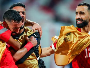Para pemain Timnas Bahrain merayakan gol penyeimbang yang dicetak oleh Mohamed Marhoon ke gawang Timnas Indonesia pada ronde ketiga Kualifikasi Piala Dunia 2026 di Bahrain National Stadium, Riffa, Kamis (10/10/2024). (Instagram Timnas Bahrain)