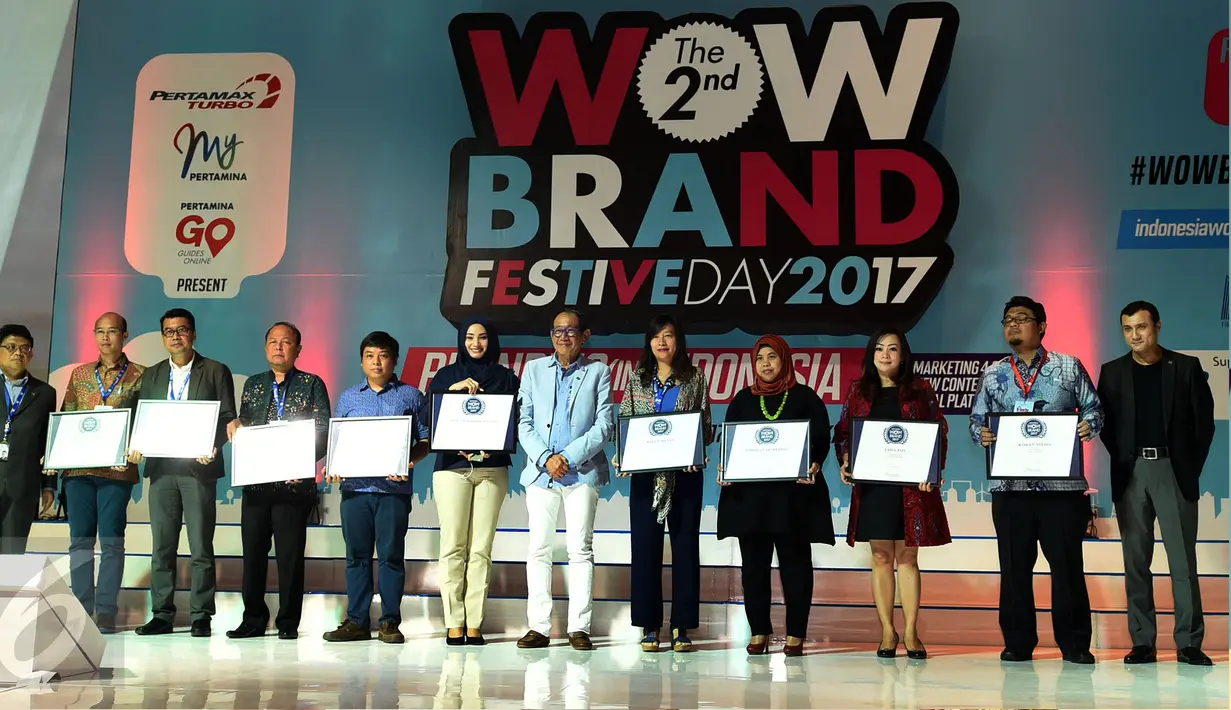 Pemimpin Redaksi Liputan6.com Mohamad Teguh (keempat kiri) menerima penghargaan di acara The 2nd WOW Brand Festive Day 2017 di Jakarta, Kamis (9/3). Lebih dari 700 brand leader dan marketing enthusiats berkumpul dalam acara ini (Liputan6.com/ Johan Tallo)