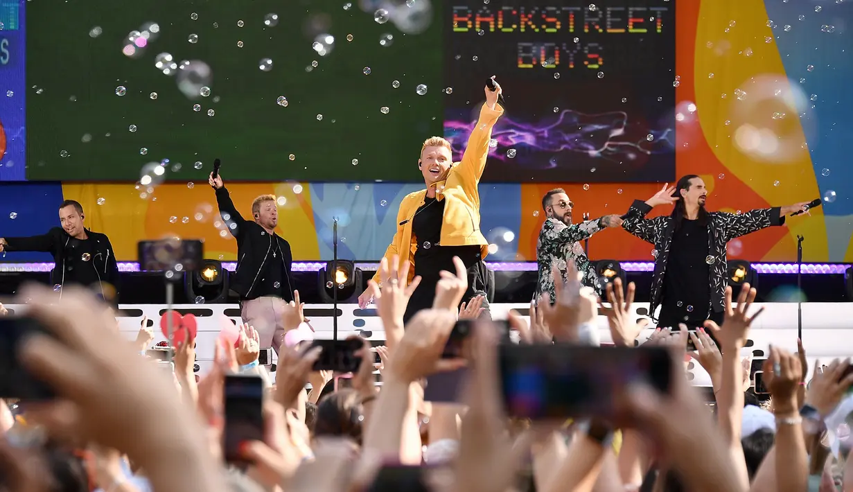 Aksi panggung Backstreet Boys saat menghibur penonton  ABC "Good Morning America" di SummerStage di Rumsey Playfield, Central Park, New York (13/7). (AFP Photo/Michael Loccisano)
