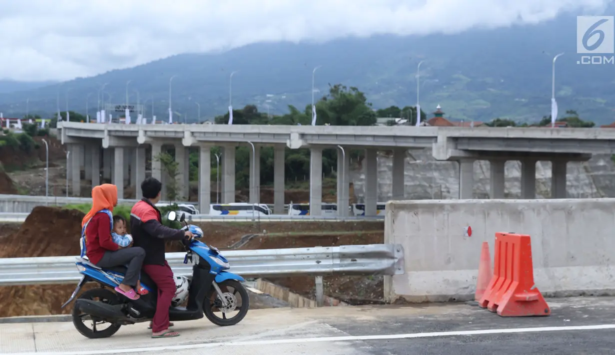 Warga menggunakan motor melihat jalan tol Ciawi-Cigombong, Kab Bogor, Jabar, usai diresmikan, Sabtu (1/12). Tol Ciawi-Sukabumi memiliki total panjang 54 Km dibagi menjadi empat seksi, antara lain Seksi I Ciawi-Cigombong. (Liputan6.com/Helmi Fithriansyah)