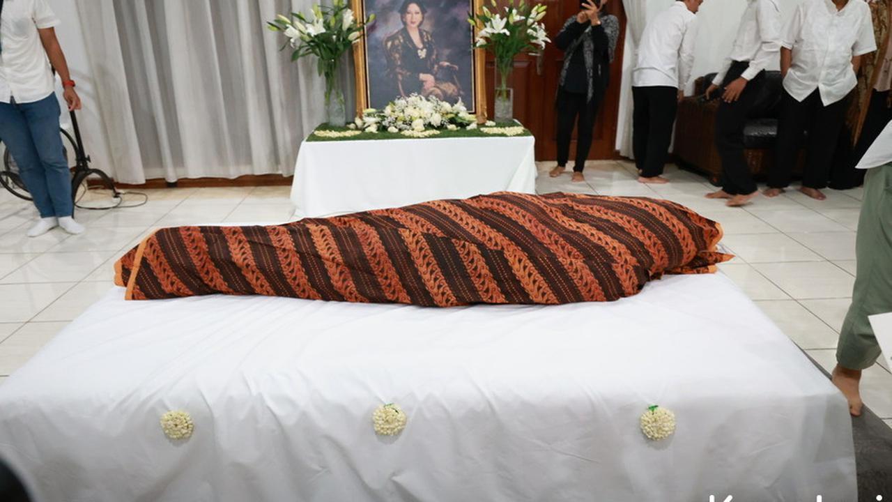 Potret Kedatangan Jenazah Mendiang Titiek Puspa di Rumah Duka, Disambut Isak Tangis Keluarga