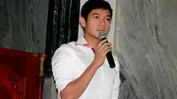 Wanita-wanita Cantik di Sekeliling Dude Harlino