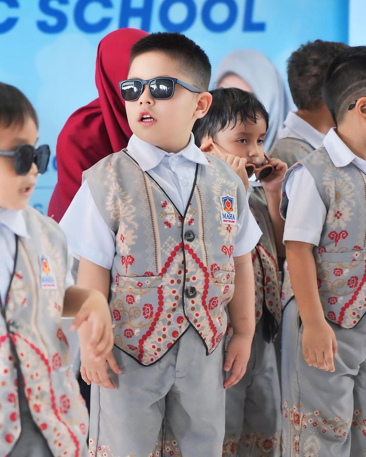 Potret Sulaiman Anak Oki Setiana Dewi Kembali Sekolah di Indonesia Setelah Pulang dari Mesir, Ceria dengan Teman-teman