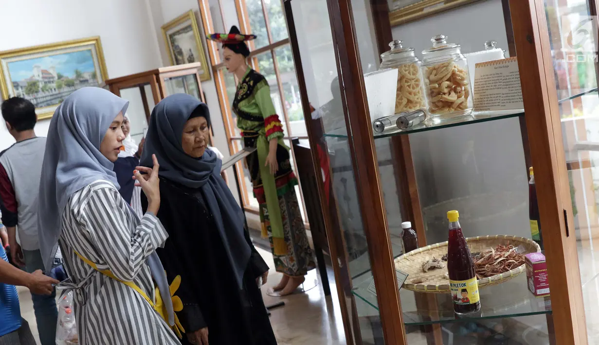 Pengunjung melihat makanan khas Betawi di salah satu sudut Museum Betawi, kawasan Setu Babakan, Jakarta, Minggu (23/6/2019). Dalam rangka perayaan HUT ke-492 Jakarta beragam acara kebudayaan khas betawi digelar di kawasan Setu Babakan, Jakarta. (Liputan6.com/Helmi Fithriansyah)