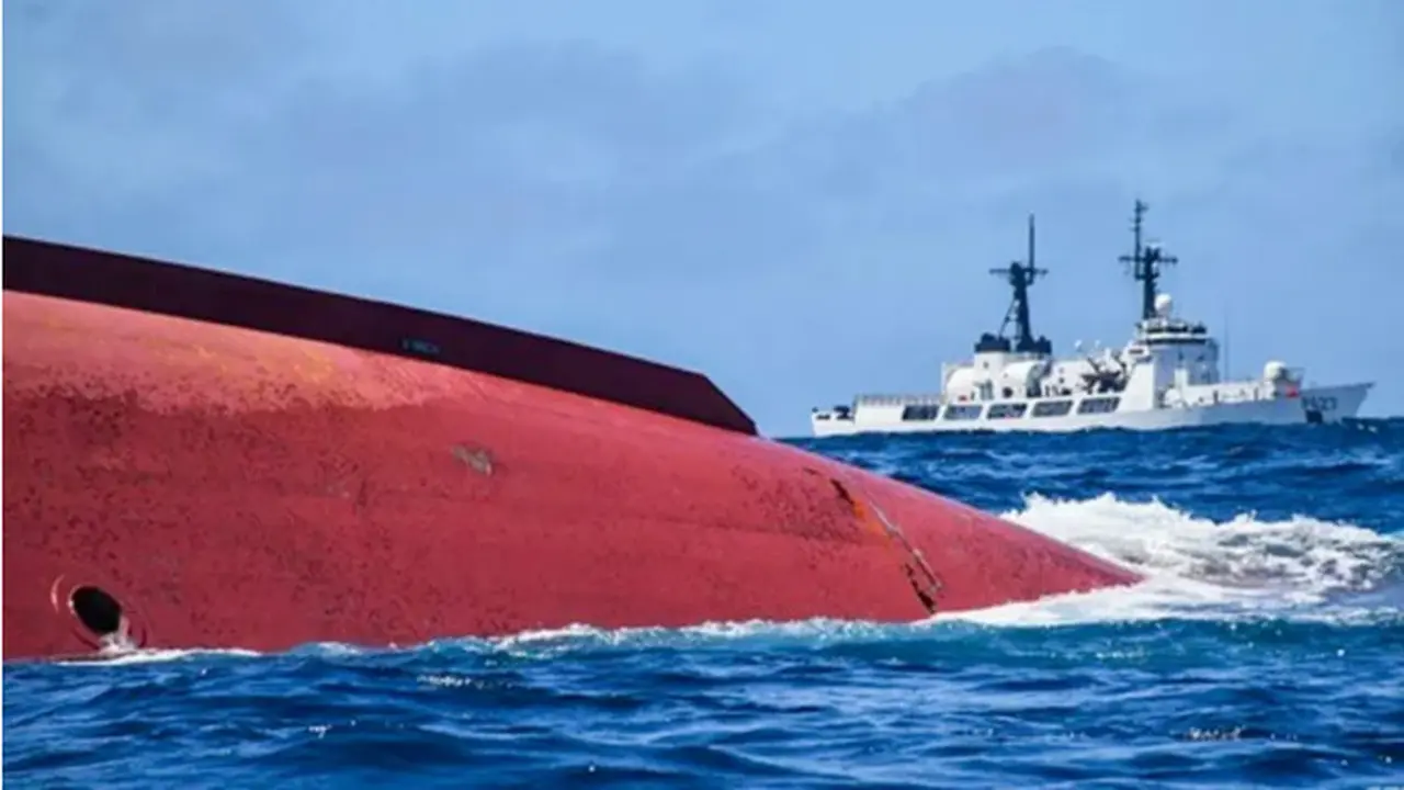 Foto selebaran yang diambil oleh Angkatan Laut Sri Lanka pada 23 Mei 2023 ini menunjukkan kapal penangkap ikan Tiongkok Lu Peng Yuan Yu 028 yang terbalik di Samudera Hindia. (AFP/Sri Lanka Navy)