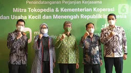 Pada perjanjian kerja sama antara Tokopedia dengan Kementerian Koperasi dan UKM, Mitra Tokopedia akan melakukan pembinaan pegiat usaha tradisional dengan cara pendampingan membuka toko, pemasaran produk dan cara mendaftarkan Nomor Induk Berusaha (NIB). (Liputan6.com/HO/ID)