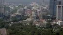 Penampakan gedung -gedung bertingkat dari kawasan sekitar  Monas, Jakarta, Kamis (14/5/2015). Pemprov DKI Jakarta terus berupaya menambah ruang terbuka hijau (RTH) yang kini jumlahnya masih di bawah 10 persen. (Liputan6.com/Faizal Fanani)