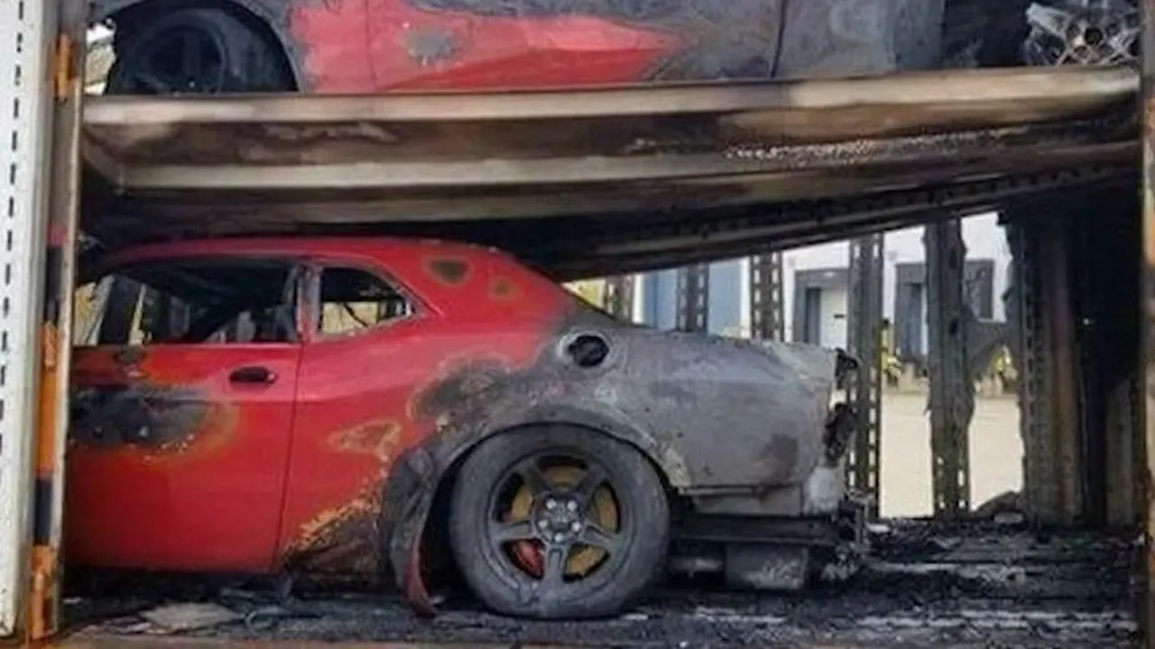 Dodge Challenger Demon terbakar