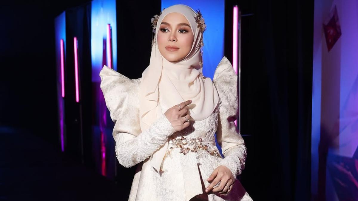 8 Potret Lesti Kejora dengan Gaun Brokat Muslim Modern saat Menang IMA 2025