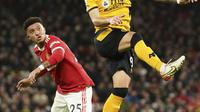 Gelandang Wolverhampton Wanderers Ruben Neves berebut bola dengan penyerang Manchester United (MU) Jadon Sancho dalam pekan ke-22 Liga Primer Inggris di Old Trafford, Selasa (4/1/2022) dini hari WIB. MU takluk 0-1 saat menjamu Wolves. (AP Photo/Dave Thompson)