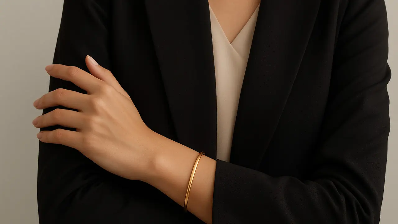 Model Gelang Emas Simple untuk Wanita Karier Modern 2025/Ilustrasi AI