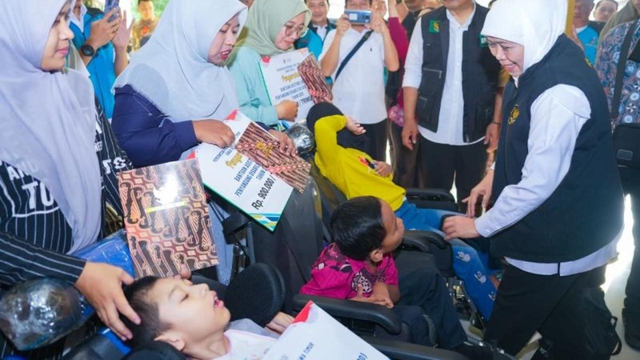 Gubernur Khofifah Salurkan Bantuan Sosial Rp32,1 Miliar di Ngawi, Perkuat Perlindungan Sosial Warga