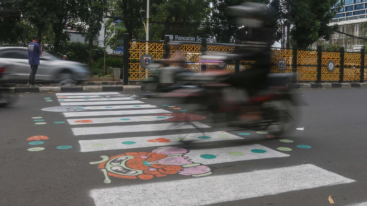FOTO: Zebra Cross Unik Kreatif Warga di Jalan Soepomo Jadi Perhatian Publik