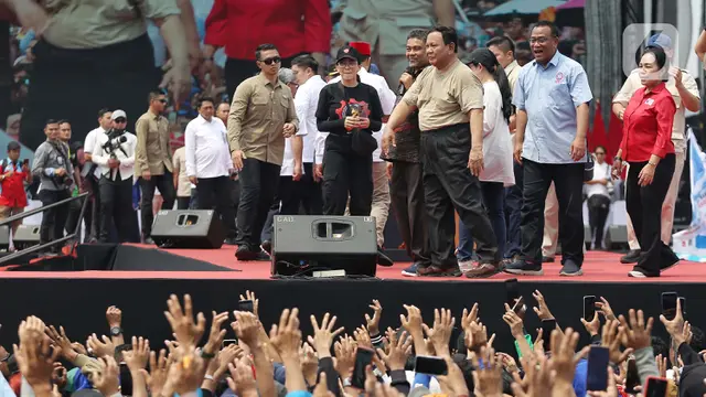 Hadir pada Perayaan Hari Buruh Internasional 2025 di Monas, Presiden Prabowo Lepas Kemeja