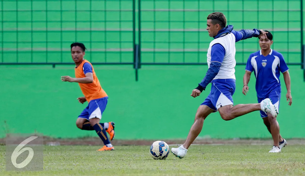 Bomber Arema Cronous, Cristian Gonzales berebut bola saat sesi latihan di Stadion Gajayana Malang, Jumat (2/10/2015). Jelang laga menghadapi Sriwijaya FC, skuat Singo Edan menggeber sesi latihan secara tertutup. (Liputan6.com/Yoppy Renato)