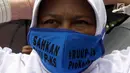 Massa Kolaborasi Nasional mengenakan masker saat mengikuti aksi di depan Gedung DPR/MPR, Jakarta, Selasa (17/9/2019). Massa yang mayoritas kaum hawa mendesak DPR segera mengesahkan Rancangan Undang-Undang (RUU) Penghapusan Kekerasan Seksual (PKS). (Liputan6.com/JohanTallo)