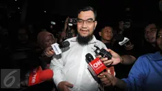 Anggota DPRD Sumut Kamaluddin Harahap seusai menjalani pemeriksaan di Gedung KPK, Jakarta, Jumat (6/11). Kamaluddin diperiksa sebagai saksi untuk tersangka Gubernur Sumatera Utara nonaktif Gatot Pujo Nugroho. (Liputan6.com/Helmi Afandi)