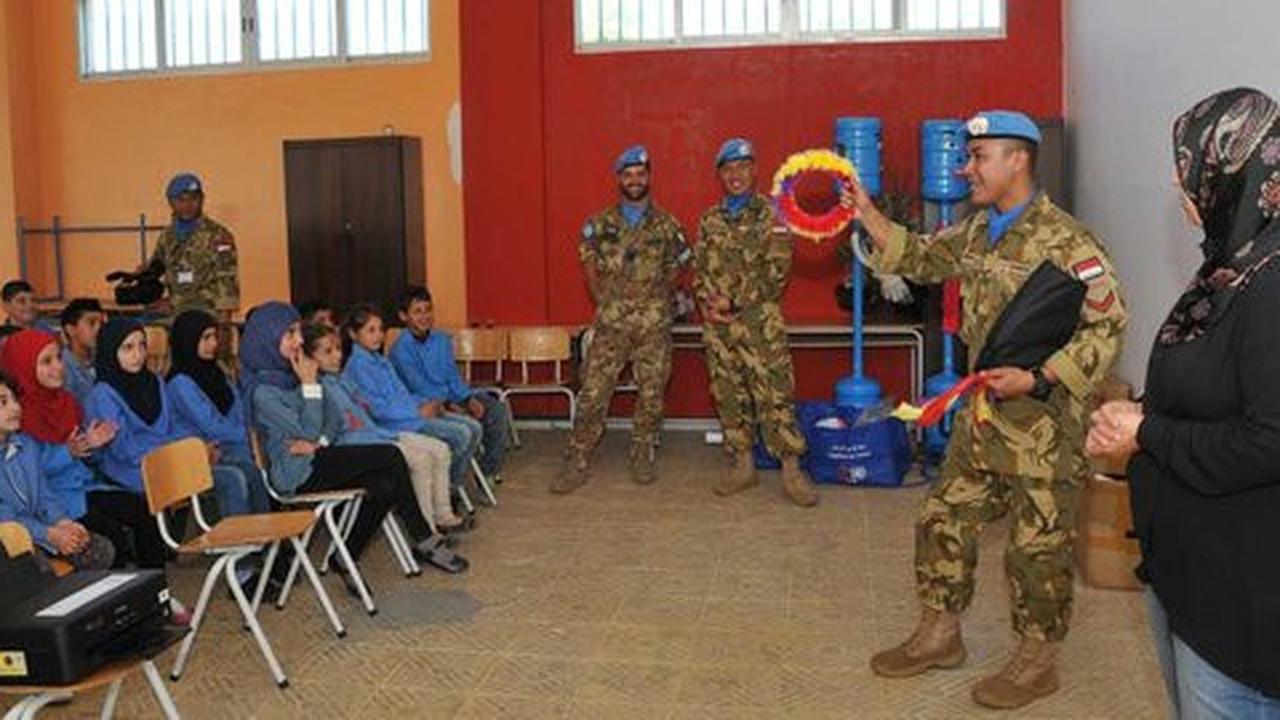 Senyum & sulap Pasukan Garuda TNI rebut hati anak di medan konflik
