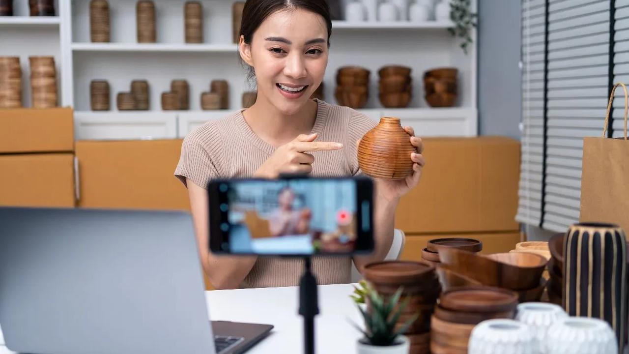 Shopee Live menawarkan solusi melalui interaksi dan komunikasi secara real-time.