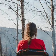 Ketidakmampuan untuk percaya pada orang baru ini bisa membatasi pengalaman sosial dan mempersempit lingkaran pertemananmu. Foto: Amir Hosseini on Unsplash