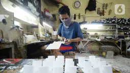 Pekerja sedang menyelesaikan produksi home industri sepatu wanita pesanan pembeli di Pamulang, Tangerang Selatan, Banten,  Rabu (14/10/2020). Pada masa pandemi ini pemesanan sepatu turun 40 persen dibandingkan sebelum Covid-19. (merdeka.com/Dwi Narwoko)