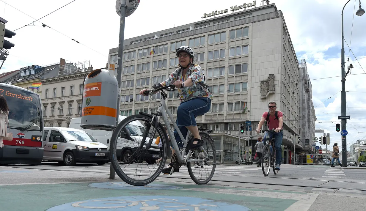 Sejumlah pesepeda terlihat di sebuah jalan di Wina, Austria, pada 19 Juni 2020. Semakin banyak warga di Wina yang memilih bepergian dengan sepeda selama pandemi COVID-19, dengan jumlah pesepeda meningkat 45 persen pada Mei 2020 dibandingkan dengan periode yang sama pada 2019. (Xinhua/Guo Chen)