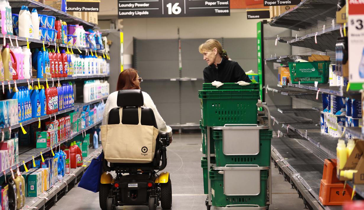 Foto yang diabadikan pada 17 Maret 2020 ini menunjukkan sejumlah warga lanjut usia (lansia) berbelanja di pasar swalayan Woolworths di Canberra, Australia. (Xinhua/Chu Chen)