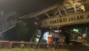 Update JPO Tendean Rusak Parah, Truk Angkut Crane Masih Nyangkut
