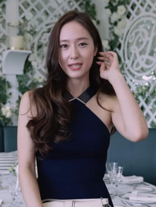<p>Sementara Krystal Jung menarik perhatian dengan memadukan gaun tali halter berbahan dasar Ramskin dari Ralph Lauren Collection dengan pelana yang terinspirasi dari kuda. (Foto: Instagram/ wkorea_man)</p>