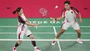 Pasangan ganda putri Indonesia, Greysia Polii/Apriyani Rahayu, memastikan satu tempat di perempat final cabang bulutangkis Olimpiade Tokyo 2020, Senin (26/7/2021). (Foto/AP/Dita Alangkara)