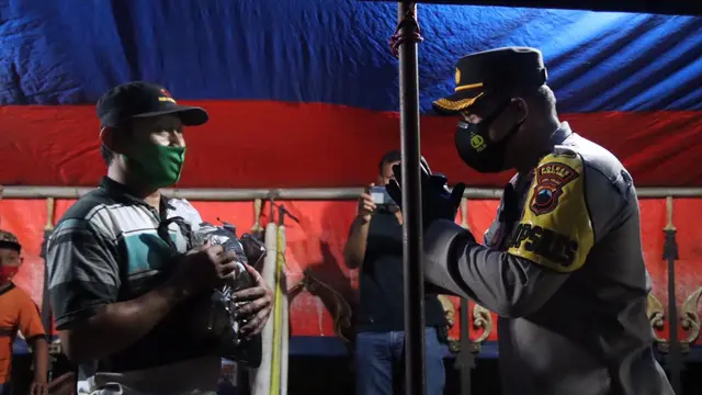 Polres Pemalang membagikan paket sembako untuk pedagang yang taat pemberlakukan jam malam dalam PPKM Darurat. (Foto: LIputan6.com/Humas Polres Pemalang