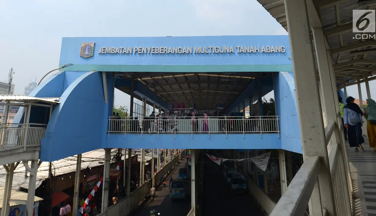Pemandangan Jembatan Penyeberangan Multiguna Tanah Abang di kawasan Jati Baru, Jakarta, Selasa (20/8/2019). Mahkamah Agung (MA) menganulir kebijakan Pemerintah Provinsi DKI Jakarta yang mengalihkan fungsi jalan jadi tempat berdagang para pedagang kaki lima (PKL). (merdeka.com/Imam Buhori)