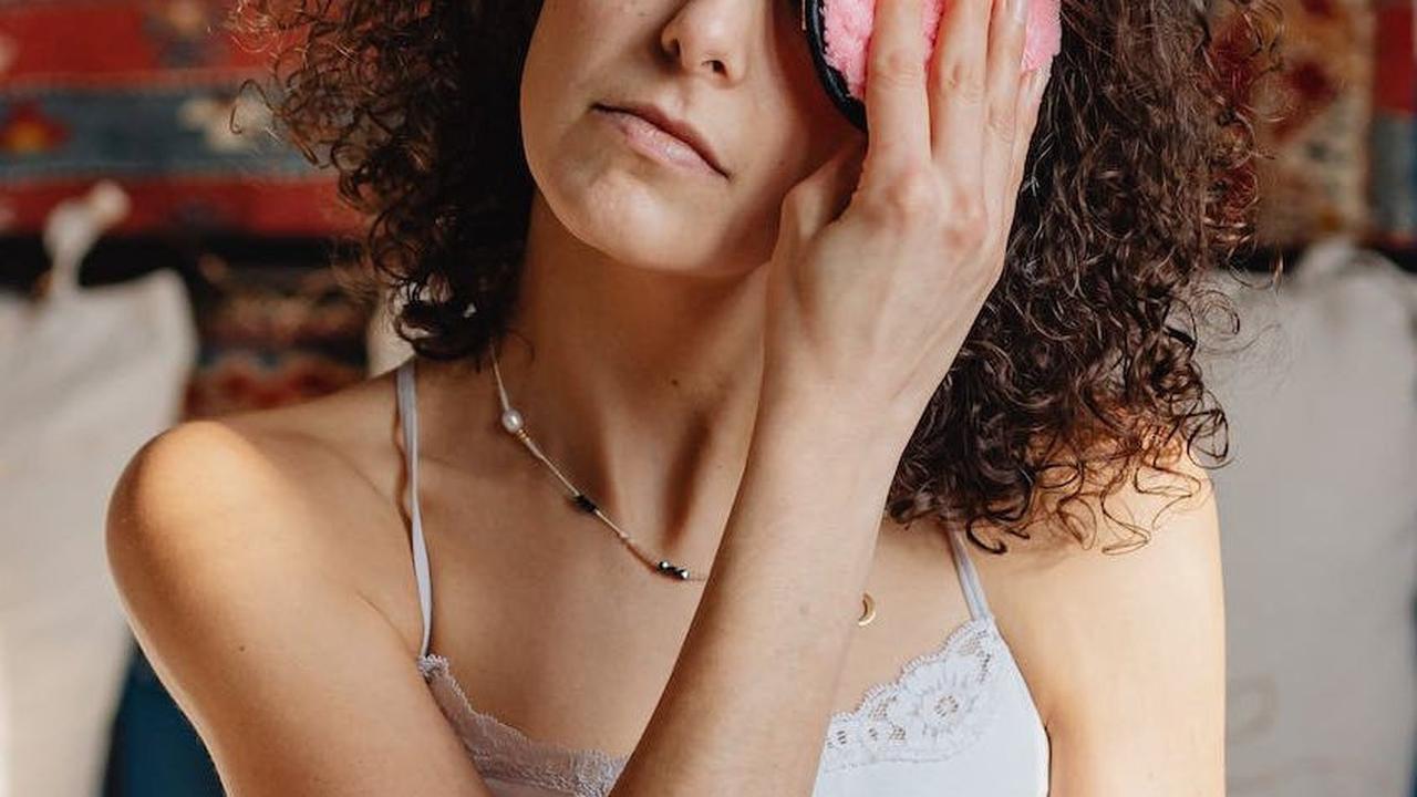 Membersihkan wajah adalah langkah penting dalam perawatan kulit yang sehat. Micellar water adalah salah satu produk yang berguna, terutama dalam menghapus makeup. Namun, ingatlah untuk menggunakan produk ini dengan hati-hati dan mengikuti langkah-langkah 