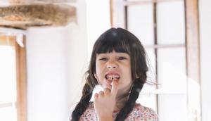 Kenali beberapa kebiasaan yang membuat gigi anak tumbuh tidak teratur. (foto: jcomp/freepik)