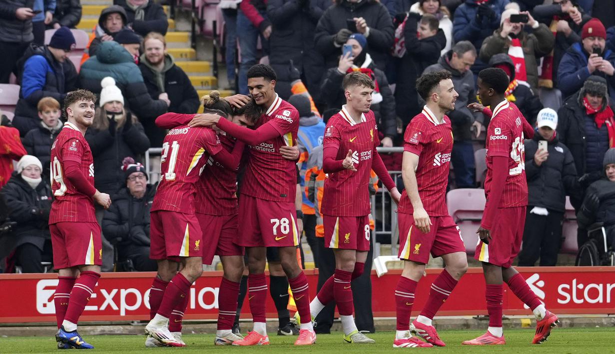 Pemain Liverpool merayakan gol yang dicetak oleh Federico Chiesa ke gawang Accrington Stanley pada laga lanjutan Piala FA 2024/2025 yang berlangsung di Anfield, Liverpool, Inggris, Sabtu (11/01/2025). (AP Photo/PA/Peter Byrne)