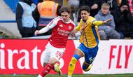 Pemain Arsenal, Max Dowman (kiri), berebut bola dengan pemain Mansfield Town, George Abbott, dalam pertandingan FA Cup di One Call Stadium, Inggris, Sabtu (7/3/2026) malam WIB. (AP Photo/Dave Thompson)