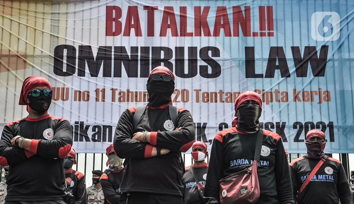 Massa buruh dari berbagai serikat pekerja menggelar aksi di depan Gedung DPR RI, Jakarta, Senin (9/11/2020). Dalam aksinya massa buruh menuntut dibatalkannya UU No.21 Tahun 2020 tentang Cipta Kerja melalui mekanisme legislatif review dan kenaikan upah minimum 2021. (merdeka.com/Iqbal S. Nugroho)